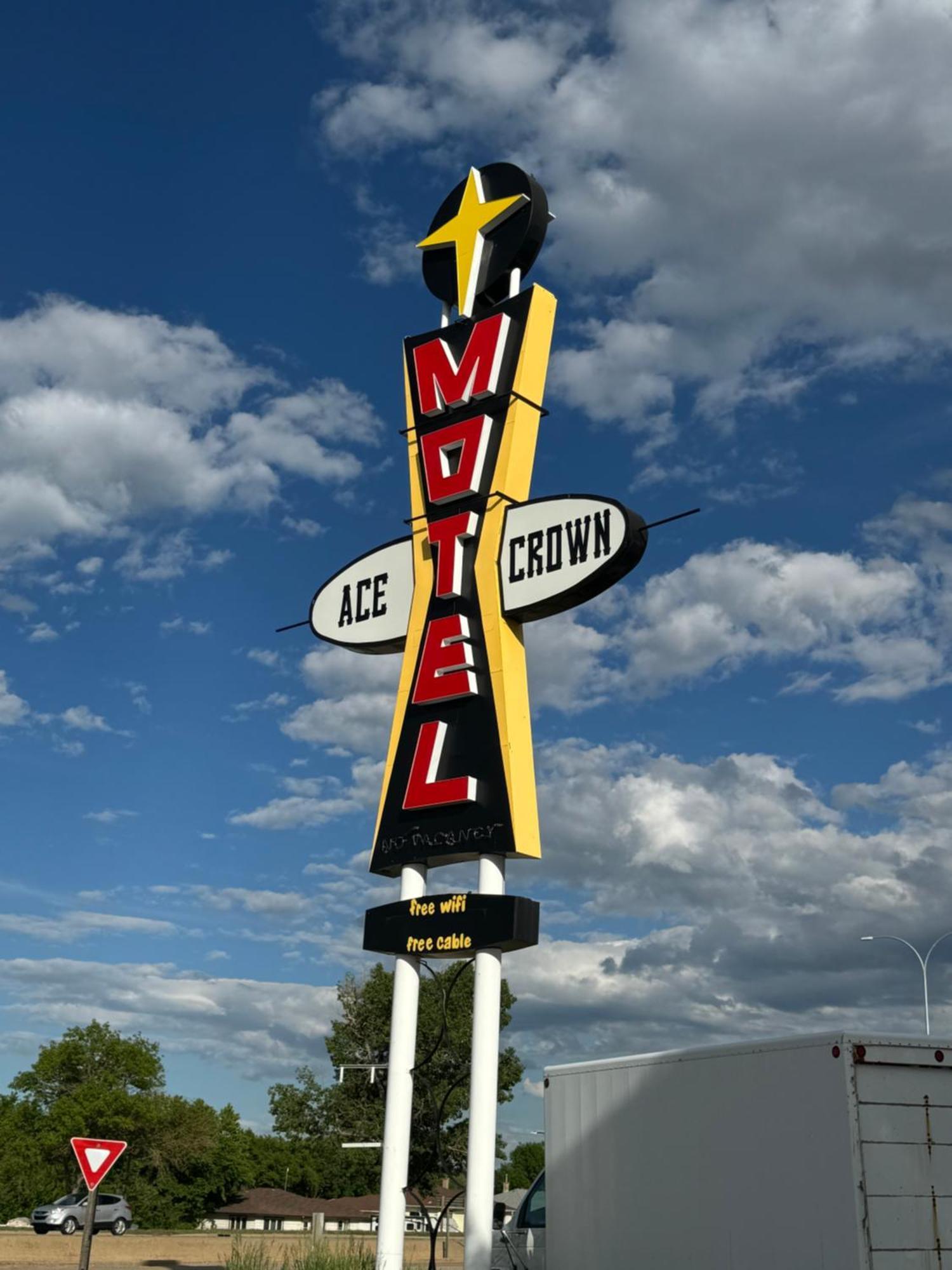 Ace Crown Motel Medicine Hat Zewnętrze zdjęcie