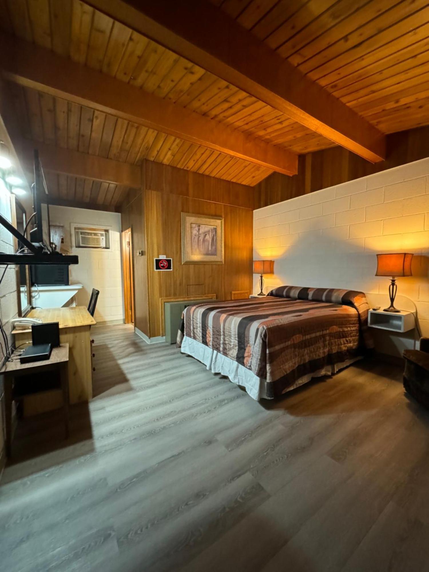 Ace Crown Motel Medicine Hat Zewnętrze zdjęcie