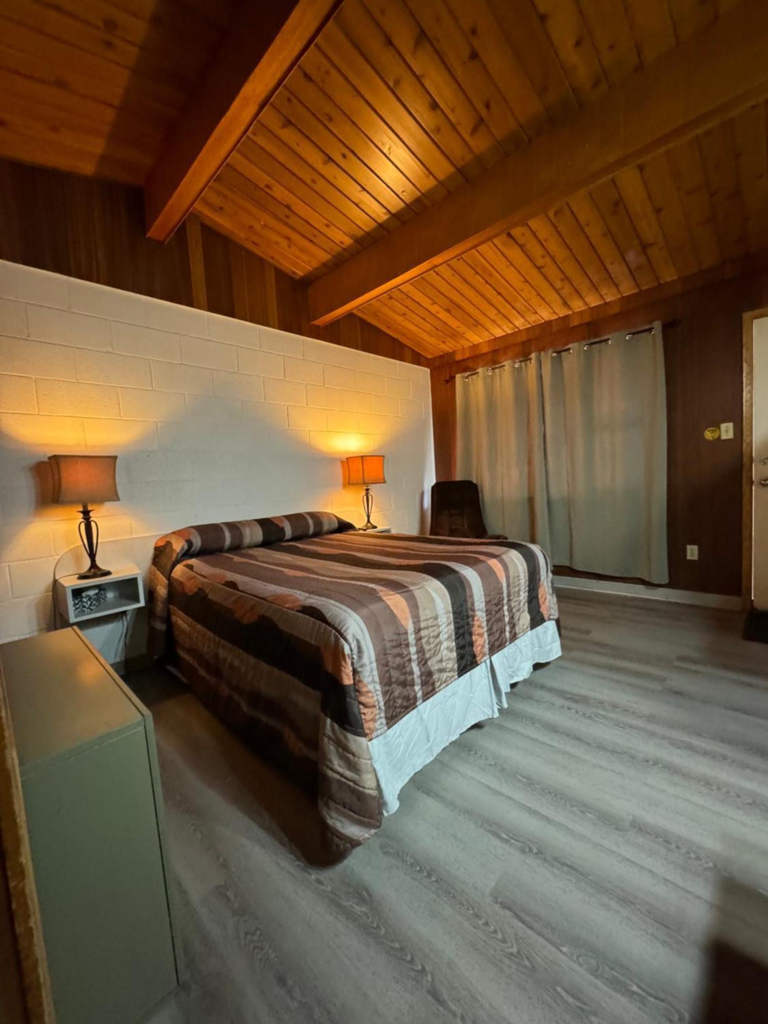 Ace Crown Motel Medicine Hat Zewnętrze zdjęcie