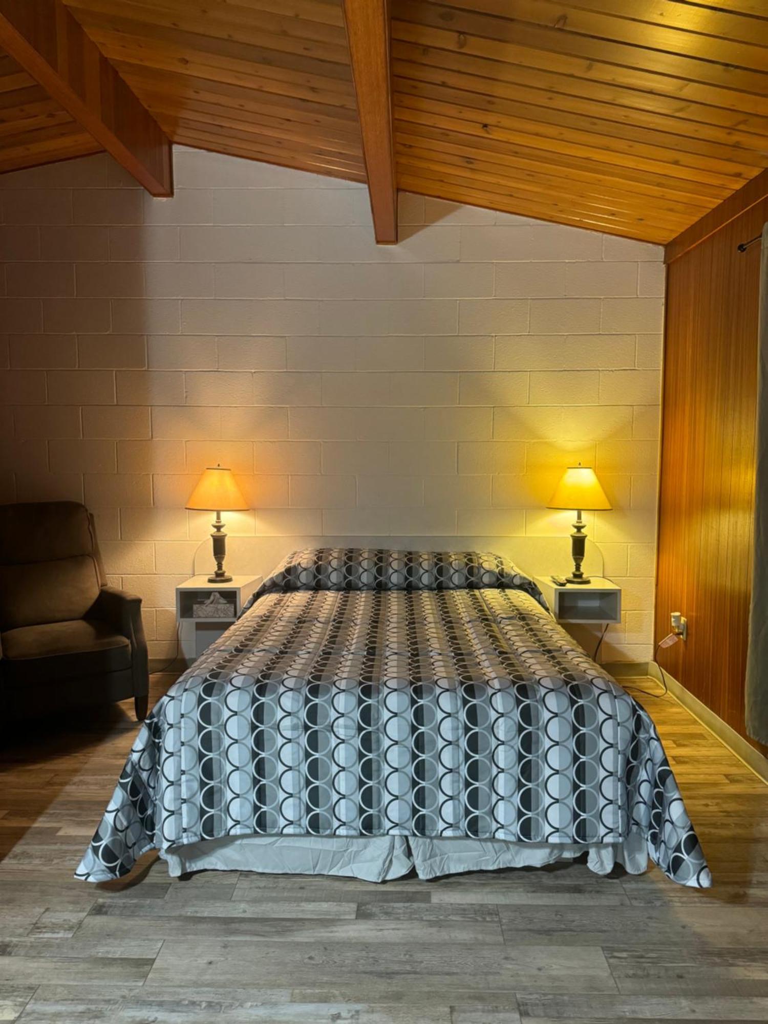 Ace Crown Motel Medicine Hat Zewnętrze zdjęcie