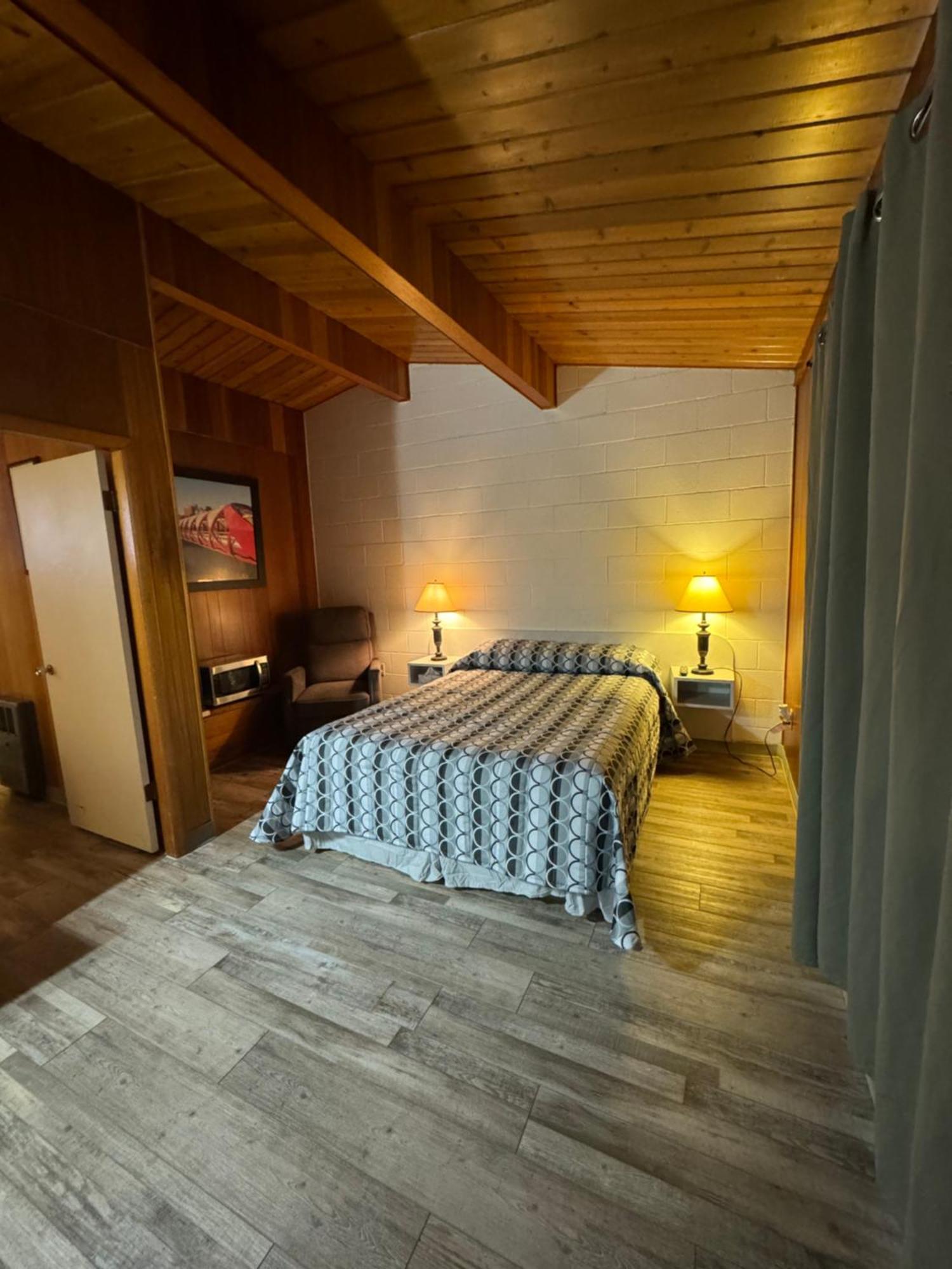 Ace Crown Motel Medicine Hat Zewnętrze zdjęcie