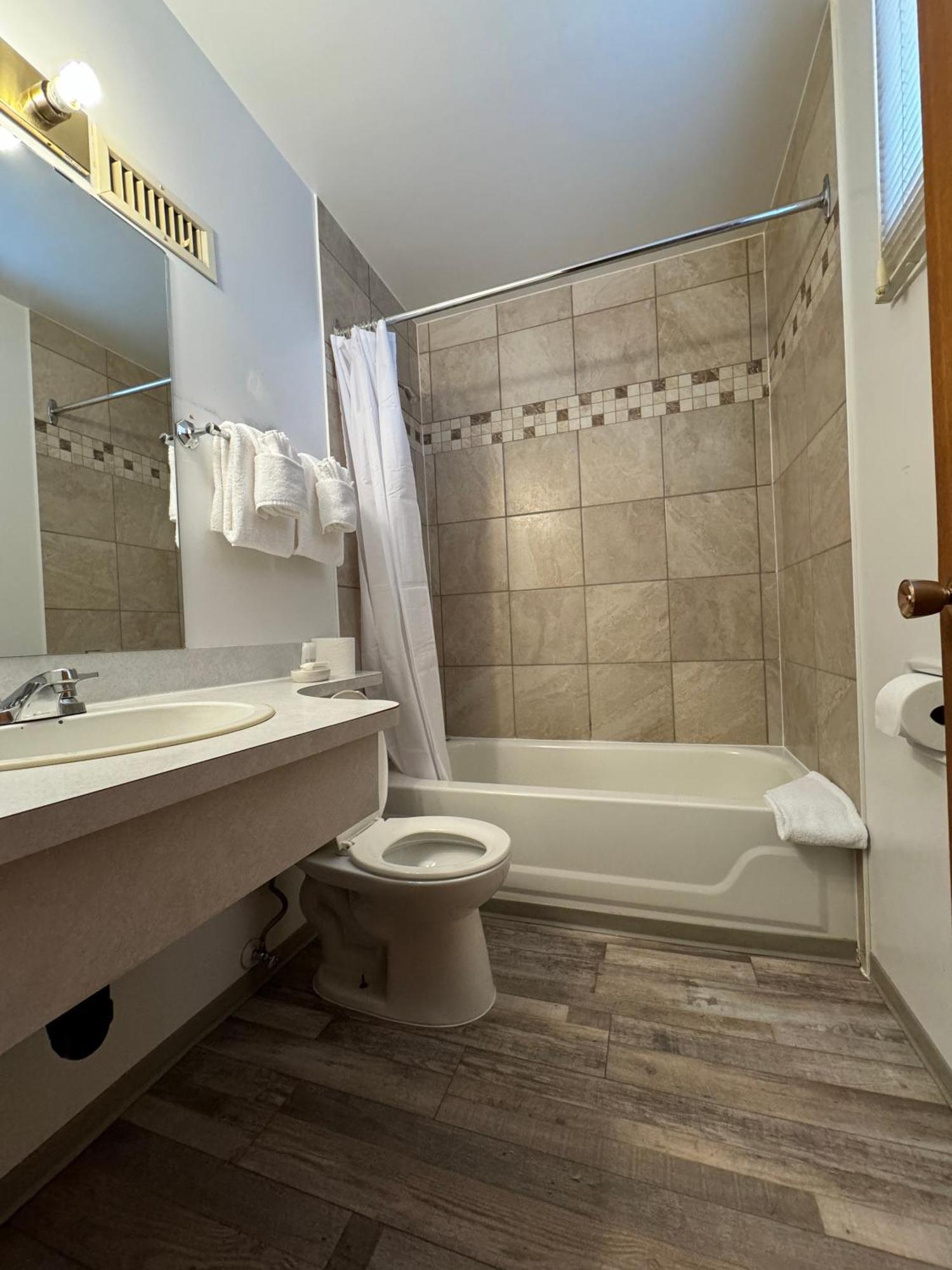 Ace Crown Motel Medicine Hat Zewnętrze zdjęcie