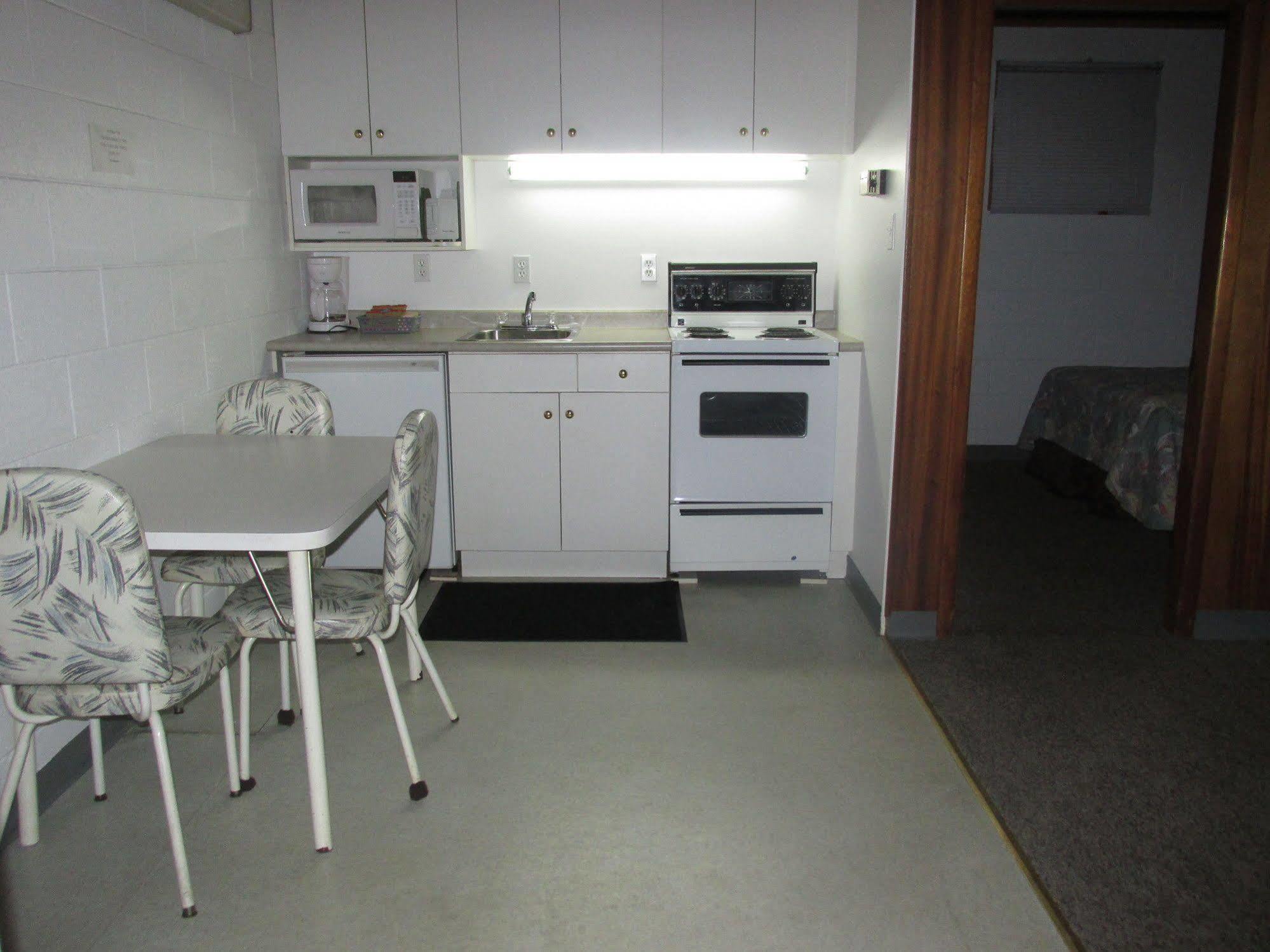 Ace Crown Motel Medicine Hat Zewnętrze zdjęcie